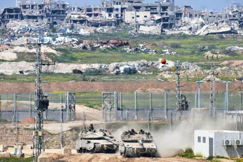 Israelske stridsvogner på grensen mellom Israel og Gazastripen tirsdag.