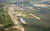 Gassfrakteren Excelsior ved Freeport i Texas. Bakgrunnen sees en oljetanker. Foto: Freeport LNG Development, L.P.