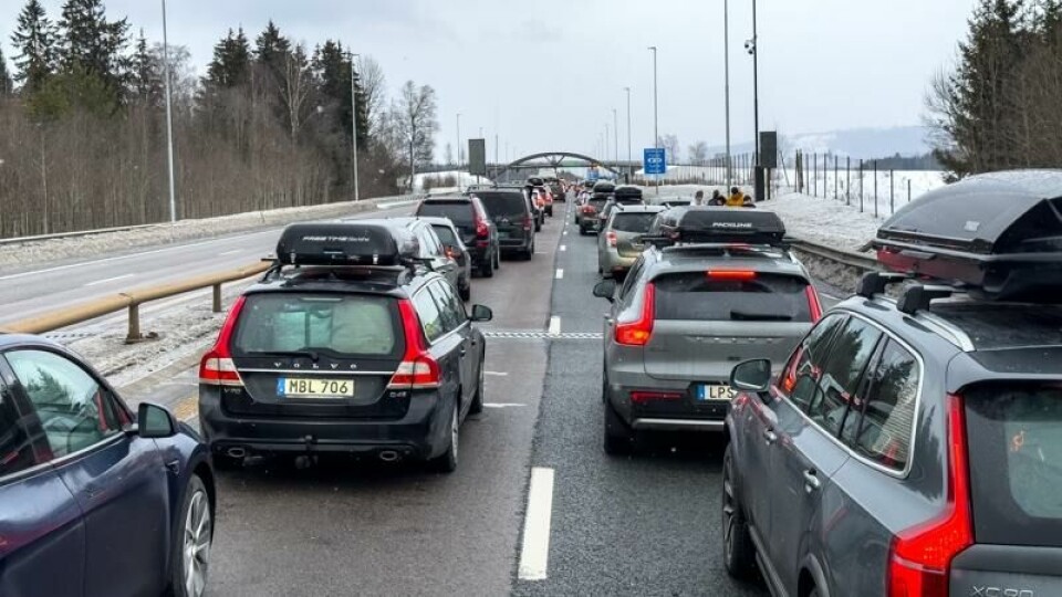 Det var lange køer på E6 nordgående ved Julsrudbrua ved Eidsvoll etter at steinskredet gikk ved Morskogen lørdag. Søndag var det ventet minst like lange køer på omkjøringsveiene.