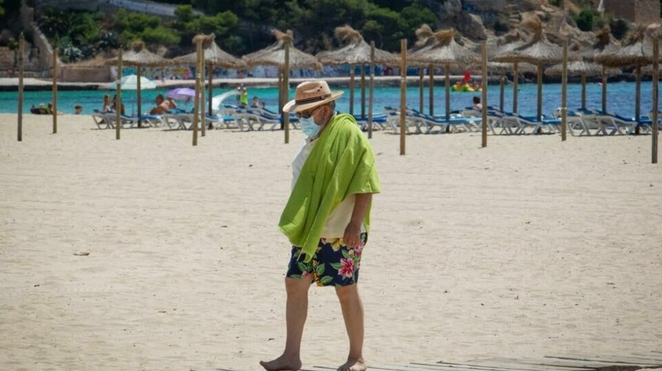 Turistene er på vei tilbake til Spania så smått. Men etter at myndighetene i regionen innførte strenge maskepåbud har flere valgt å avbestille turene sine i frykt for at smitten er på vei tilbake.