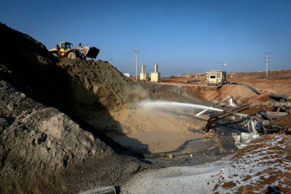 Gruvearbeidere utvinner ilmenitt, et nøkkelelement som brukes til å produsere titan, ved en dagbruddsgruve i den sentrale regionen Kirovohrad, Ukraina, 12. februar 2025. (AP Photo/Efrem Lukatsky, File)