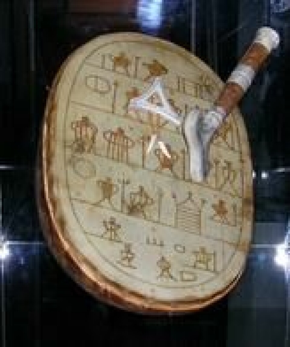 Kopi av Anders Paulsens runebomme, utstilt i Kulturhistorisk museum i Oslo. Runebommen ble konfiskert i tinget i Vadsø i 1691. Siden 1979 har originalen vært oppbevart i De Samiske Samlinger i Karasjok. (Lisens: CC BY-SA 3.0 https://creativecommons.org/licenses/by-sa/3.0/ ) Kopi av Anders Paulsens runebomme, utstilt i Kulturhistorisk museum i Oslo. Runebommen ble konfiskert i tinget i Vadsø i 1691. Siden 1979 har originalen vært oppbevart i De Samiske Samlinger i Karasjok. (Lisens: CC BY-SA 3.0 https://creativecommons.org/licenses/by-sa/3.0/ ) Foto: Sandivas / Wikipedia