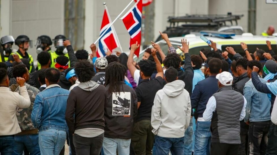 Politiet satte inn store ressurser i Bergen i september 2023 da det oppsto opptøyer mellom norsk-eritreiske demonstranter i forbindelse med en demonstrasjon. Fredag arrangeres to eritreiske demonstrasjoner utenfor Stortinget i Oslo. Foto: Tuva Åserud / NTB