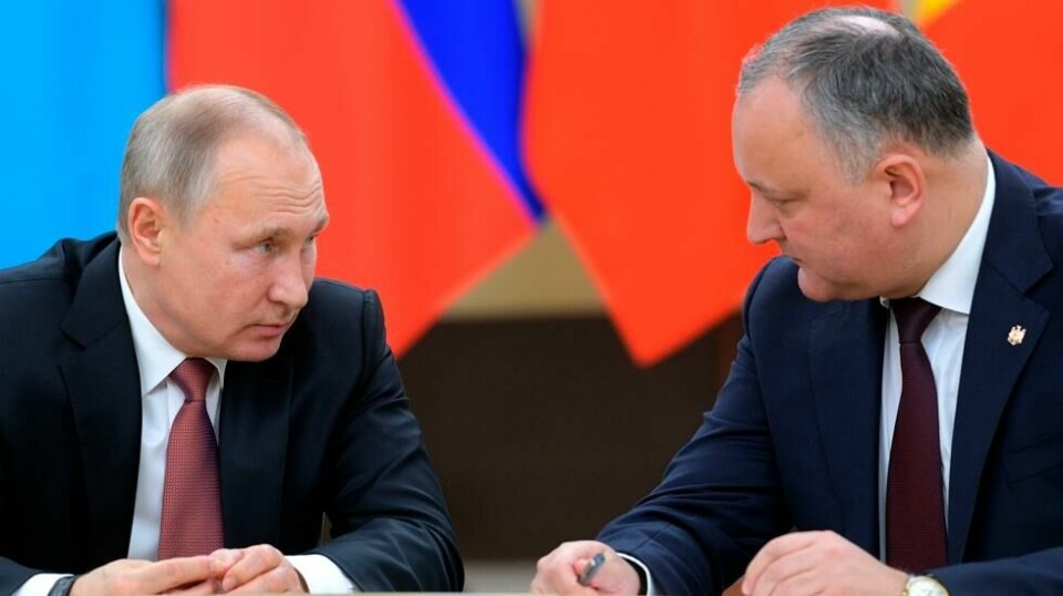 VENNER: Russlands president Vladimir Putin i samtale med Moldovas president Igor Dodon under et uformelt møte i CIS (Sambandet av uavhengige stater) utenfor Moskva, 26. desember 2017.