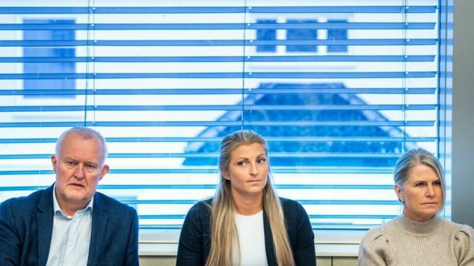 Henriksens far Trond Henriksen (f.v.), samboer Pernille Andersson og moren Elin Aarseth vitnet torsdag under rettssaken etter drapet på Jonas Aarseth Henriksen ved en hytte i Nes i Ådal i august 2023. Fire personer er tiltalt for drap eller medvirkning til drap. Rettssaken skal vare i seks uker.
