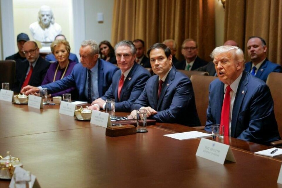 President Donald Trump (til høyre) samlet sine ministre til møte onsdag.