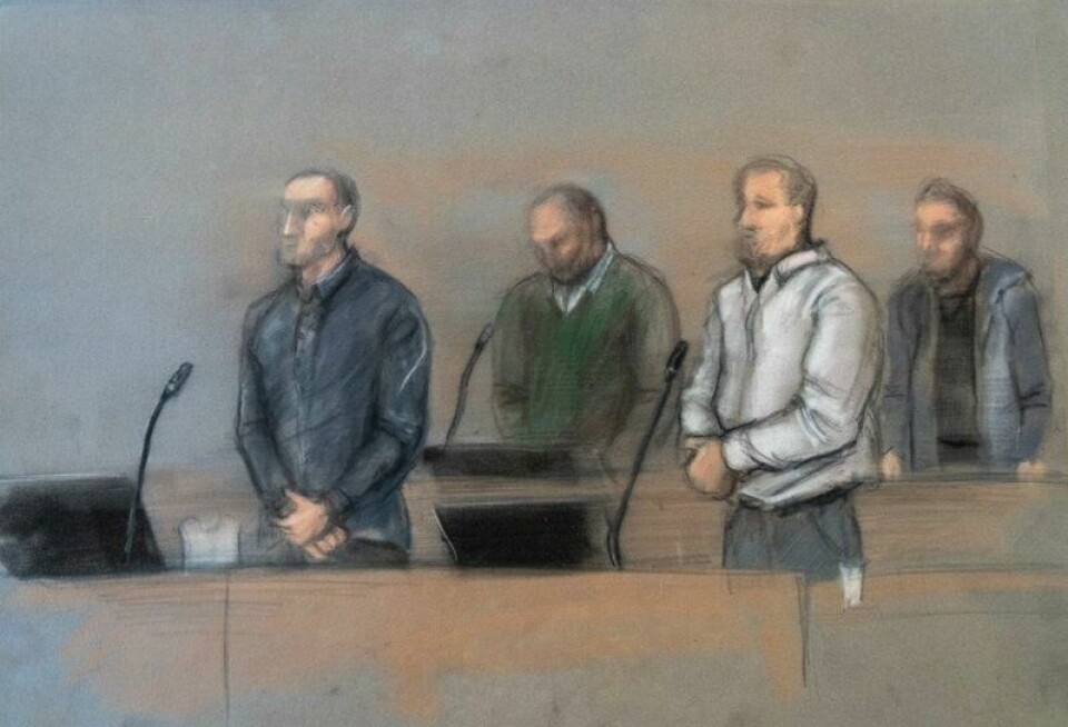 Tegning av de fire tiltalte under rettssaken etter drapet på Jonas Aarseth Henriksen fra Hønefoss. Foran til venstre mannen som er tiltalt for å ha skutt og drept Henriksen etter at han fikk et oppdrag om å skade Henriksen av mannen i den hvite skjorta, til høyre. Bak til venstre 34-åringen kalt «medhjelperen» og til høyre bak sjåføren. Tegning: Ane Hem / NTB Tegning av de fire tiltalte under rettssaken etter drapet på Jonas Aarseth Henriksen fra Hønefoss. Foran til venstre mannen som er tiltalt for å ha skutt og drept Henriksen etter at han fikk et oppdrag om å skade Henriksen av mannen i den hvite skjorta, til høyre. Bak til venstre 34-åringen kalt «medhjelperen» og til høyre bak sjåføren. Tegning: Ane Hem / NTB