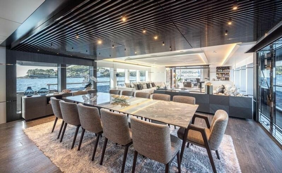 Spisebordet på hoveddekket til «Oculus» er laget av en massiv marmorplate. Spisebordet på hoveddekket til «Oculus» er laget av en massiv marmorplate. Foto: Numarine