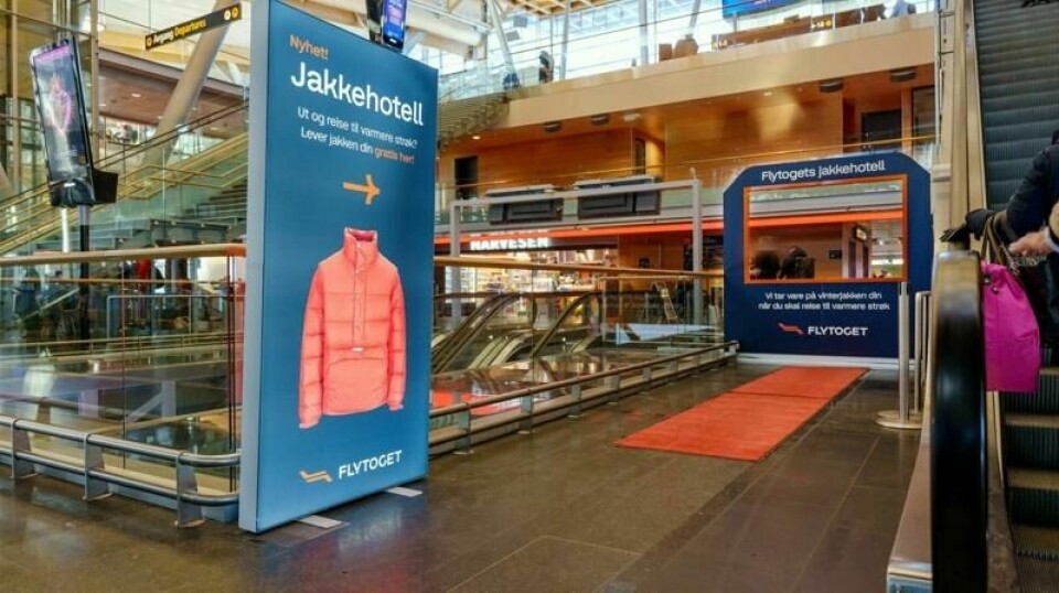 Hos Flytogets jakkehotell kan kundene levere fra seg jakken sin før de reiser til varmere strøk.