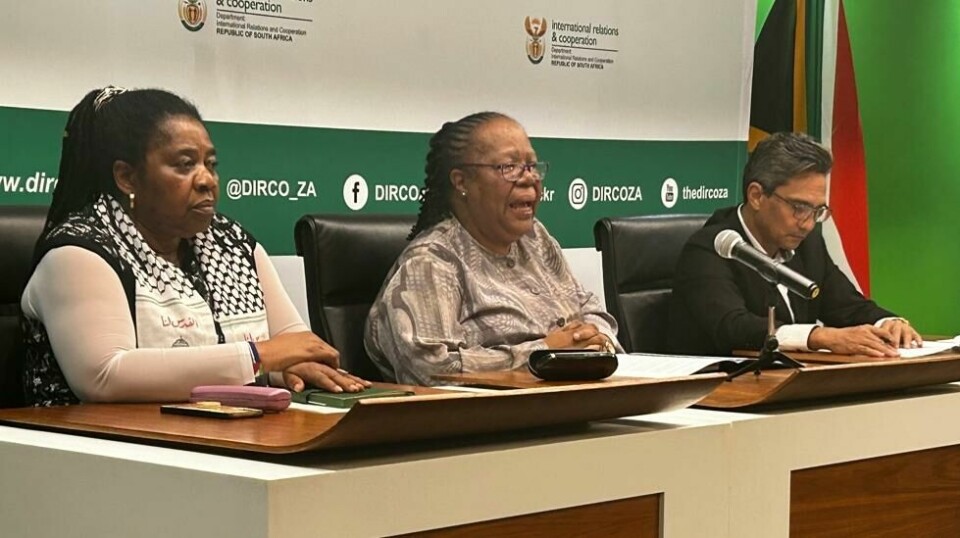 Sør-Afrikas utenriksminister Naledi Pandor (midten) mener Israel allerede ignorerer ICJs kjennelse. Foto: Sebabatso Mosamo / AP / NTB