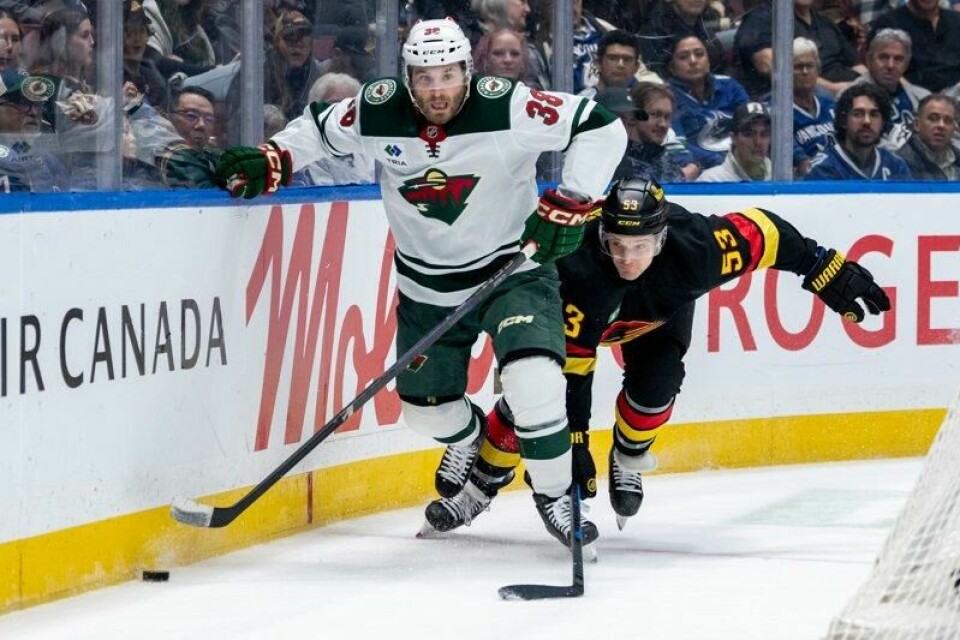 Minnesota Wilds Ryan Hartman (nummer 38) og Vancouver Canucks' Teddy Blueger (53) i duell i fredages NHL-kamp. Sistnevnte scoret ett av Vancouvers mål i 3-1-seieren.