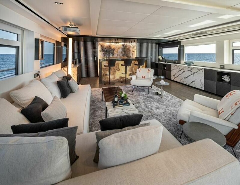 Salongen på øvre dekk kan forvandles til en privat kino. Projektoren er montert i taket over sofaen. Salongen på øvre dekk kan forvandles til en privat kino. Projektoren er montert i taket over sofaen. Foto: Numarine