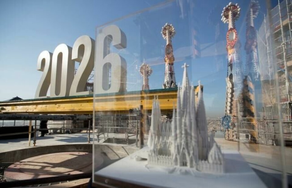 I 2026 skal Barcelonas berømte La Sagrada Familia endelig stå ferdig, ifølge planene. Til høyre i bildet vises en modell av hvordan kirken da skal fremstå. Foto: EPA / NTB scanpix. I 2026 skal Barcelonas berømte La Sagrada Familia endelig stå ferdig, ifølge planene. Til høyre i bildet vises en modell av hvordan kirken da skal fremstå. Foto: EPA / NTB scanpix.