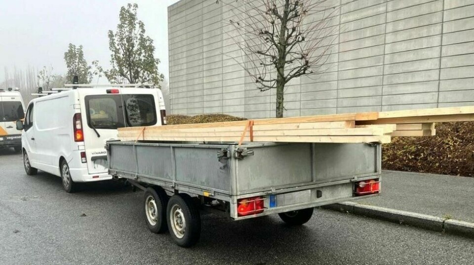 Totalvekten var over det sjåføren hadde førerkort til. Men det var slett ikke det eneste problemet med denne tilhengeren.