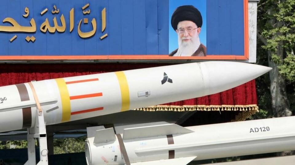 Iran og deres leder Ali Khamenei truer nå med oppbygging av atomvåpen. Foto: ATTA KENARE / AFP / NTB