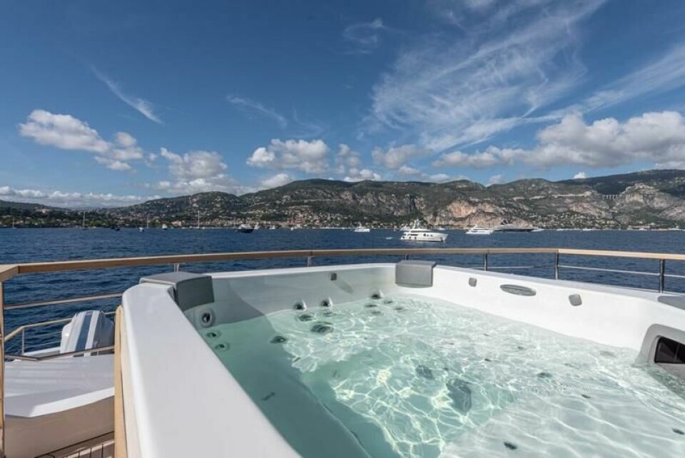 «Oculus» har boblebad med panoramautsikt på flybridge. «Oculus» har boblebad med panoramautsikt på flybridge. Foto: Numarine