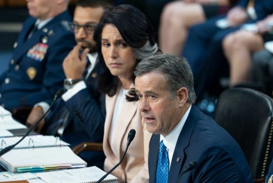 USAs øverste etterretningssjef Tulsi Gabbard (i midten) sammen med CIA-direktør John Ratcliffe under høringen i Senatet.
