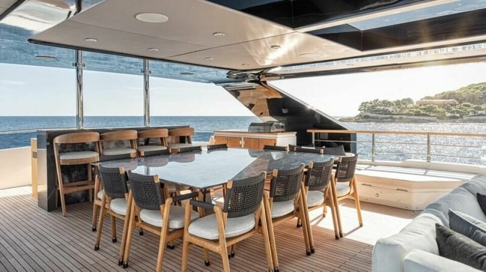Det finnes visstnok ikke noen fri lunsj, men ombord i «Oculus» kan gjestene nyte lunsj i det fri på flybridge. Bardisken i bakgrunnen. Foto: Numarine Det finnes visstnok ikke noen fri lunsj, men ombord i «Oculus» kan gjestene nyte lunsj i det fri på flybridge. Bardisken i bakgrunnen. Foto: Numarine