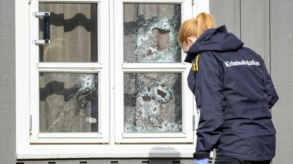 En kriminaltekniker undersøker huset der mannen nå er dømt for å ha forsøkt å drepe en annen mann med maskinpistol. Foto: Tor Erik Schrøder / NTB