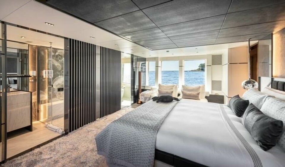 Eierlugaren ligger plassert lengst fremme på hoveddekket, og det er flott utsikt over havet fra sengen. Eierlugaren ligger plassert lengst fremme på hoveddekket, og det er flott utsikt over havet fra sengen. Foto: Numarine