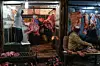 Indiske slaktere behandler kjøtt mens de venter på kunder i butikkene deres på et kjøttmarked i de gamle bydelene i New Delhi 16. januar 2019. (Foto: Noemi CASSANELLI / AFP) Foto: Noemi Cassanelli / AFP