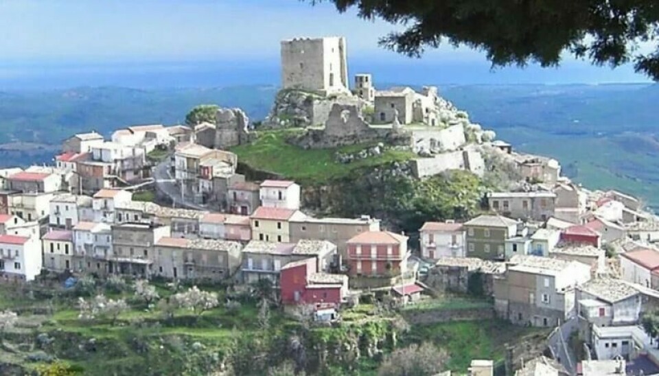 Den italienske landsbyen Belcastro har et dårlig helsetilbud. Dermed forbyr ordføreren innbyggerne å være syke.