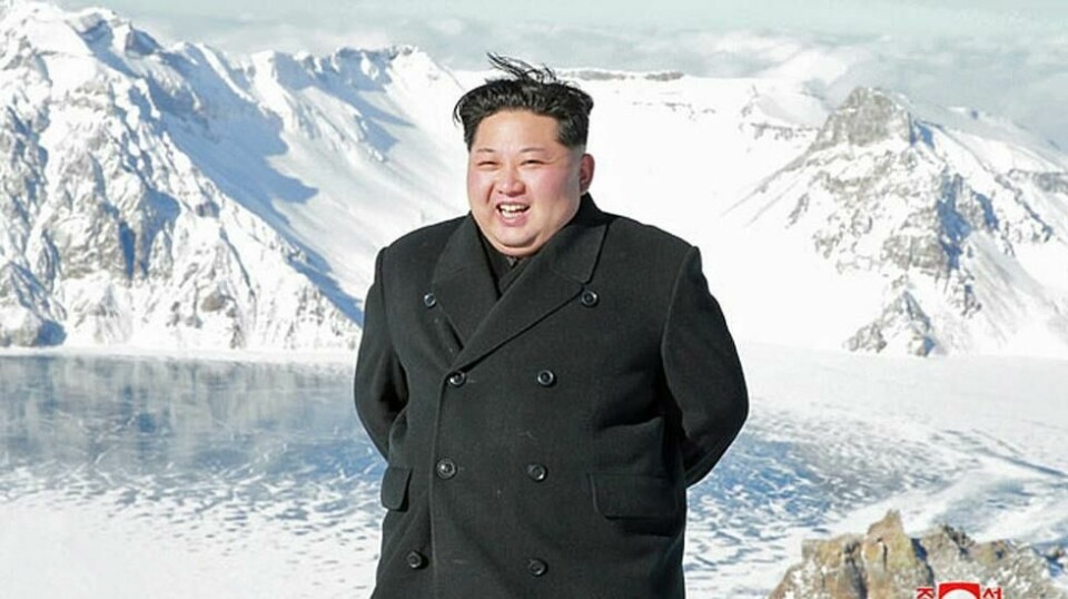 Rufsete i håret, men på 2744 meters høyde, står Kim Jong-un smilende. Avisa hans, Rudong Sinmum, kan nå fortelle at han også «kommanderer naturen» som hilste ham med et strålende solskinn.