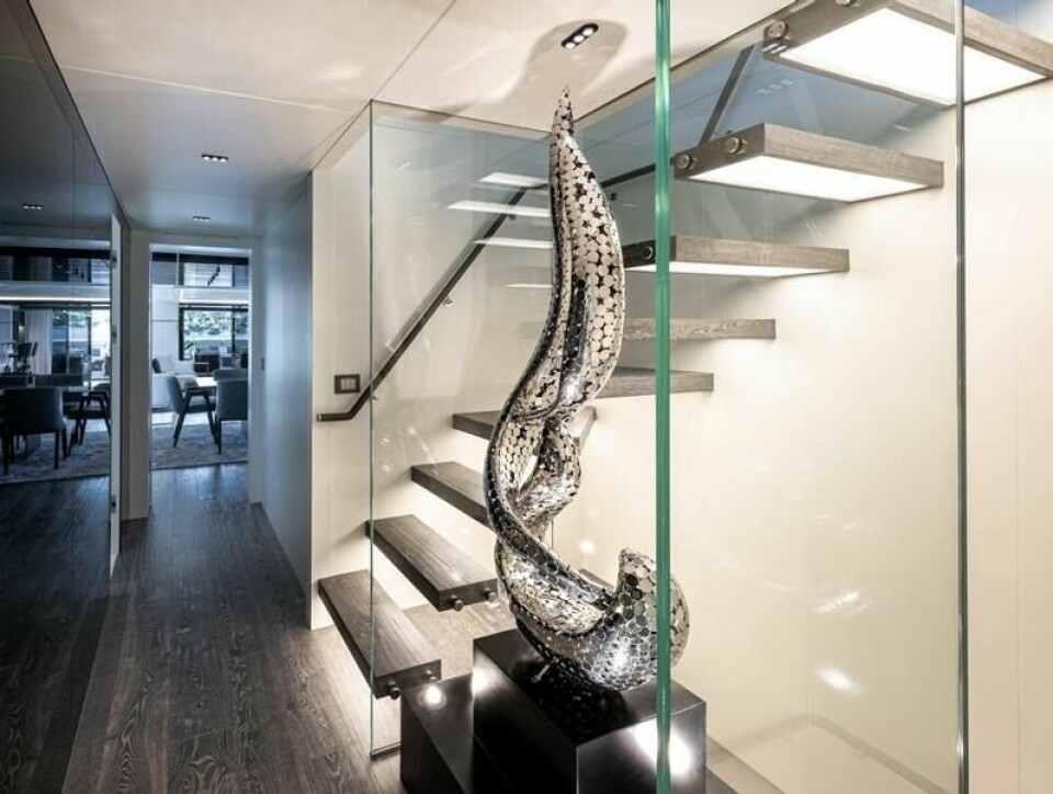 Ved trappen ned til lugarene står det en skulptur av en bølgetopp, utført i fragmenter av polert stål. Ved trappen ned til lugarene står det en skulptur av en bølgetopp, utført i fragmenter av polert stål. Foto: Numarine