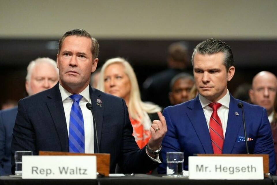 USAs nasjonale sikkerhetsrådgiver Michael Waltz (t.v.) og forsvarsminister Pete Hegseth diskuterte detaljerte planer om angrepet mot houthiene i Jemen 15. mars på meldingstjenesten Signal. De første meldingene om angrepet kom to og en halv time før angrepet startet, og i meldingsgruppa var sjefredaktøren i The Atlantic med.