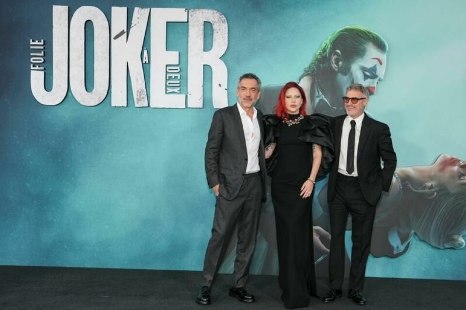 Regissør Todd Phillips (til venstre) og hovedrolleinnehaverne Lady Gaga og Joaquin Phoenix på premieren til «Joker: Folie a Deux» i slutten av september i fjor.