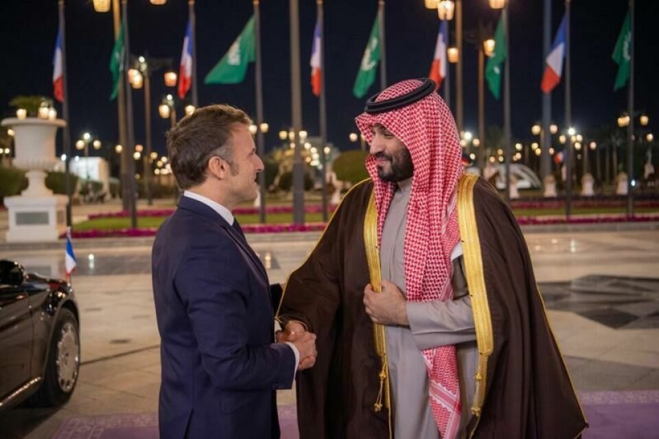 Emmanuel Macron ble tatt imot av kronprins Mohammed bin Salman (til høyre) da han kom til Saudi-Arabias hovedstad Riyadh mandag.
