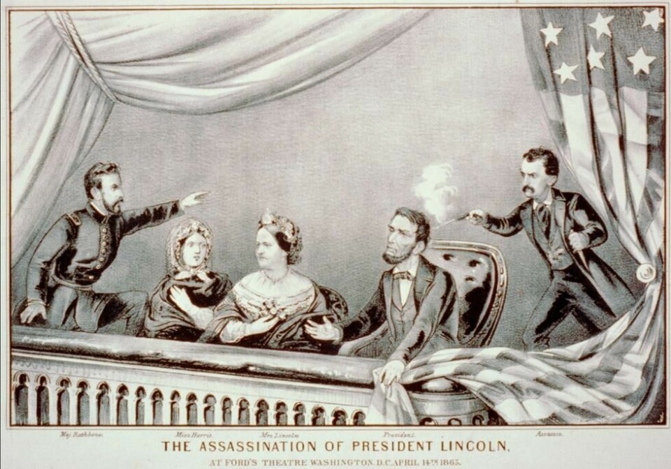En litografi fra 1865, om skal illustrere attentatet på USAs presiden Abraham Lincoln i Fordteateret i Washington D.C. 14. april 1865. Fra venstre ses Henry Rathbone, som reiser seg for å stanse attentatmannen, deretter hans forlovede Clara Harris, så førstedamen Mary Todd Lincoln, før presidenten selv og hans drapsmann John Wilkes Booth En litografi fra 1865, om skal illustrere attentatet på USAs presiden Abraham Lincoln i Fordteateret i Washington D.C. 14. april 1865. Fra venstre ses Henry Rathbone, som reiser seg for å stanse attentatmannen, deretter hans forlovede Clara Harris, så førstedamen Mary Todd Lincoln, før presidenten selv og hans drapsmann John Wilkes Booth Foto: Handout / Reuters