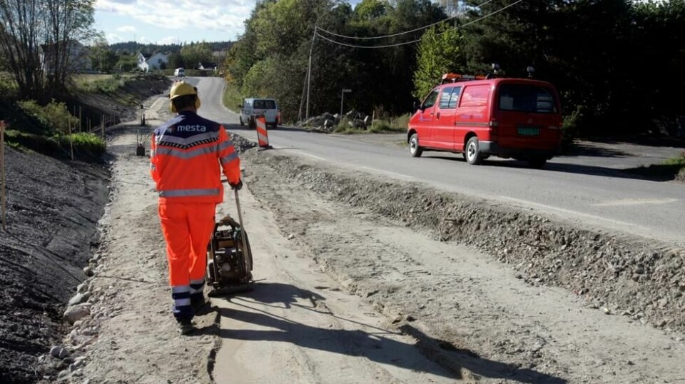 Sommeren er høysesong for veiarbeid. Statens vegvesen ber trafikanter om å respektere veiarbeidere og skilting. Illustrasjonsfoto: Terje Bendiksby / NTB.