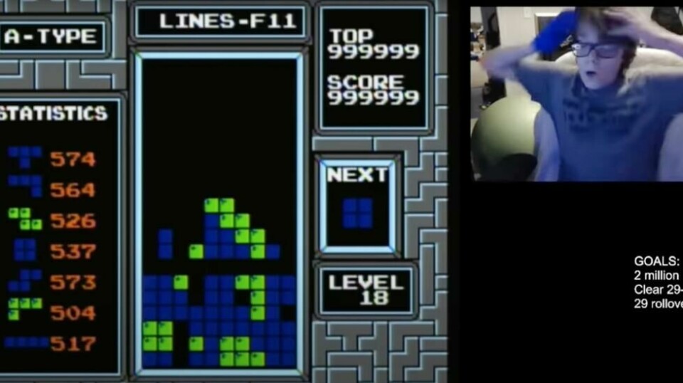 Dette videobildet viser reaksjonen til 13 år gamle Willis Gibson når han innser at han har fått Tetris-spillet til å bryte sammen og dermed har blitt den første som beseirer det klassiske dataspillet. Foto: Willis Gibson / AP / NTB