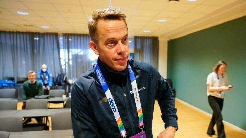 NRKs ekspert Fredrik Aukland under mediemøte med de norske langrennsløperne før skiathlon 20 km i VM Trondheim 2025.