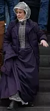 Una Stubbs som Mrs. Hudson i «Sherlock». (Lisens CC BY-SA 2.0) https://commons.wikimedia.org/wiki/File:Una_Stubbs,_filming_Sherlock_(2015)_(cropped).jpg Foto: Logan Rosen / Wikipedia