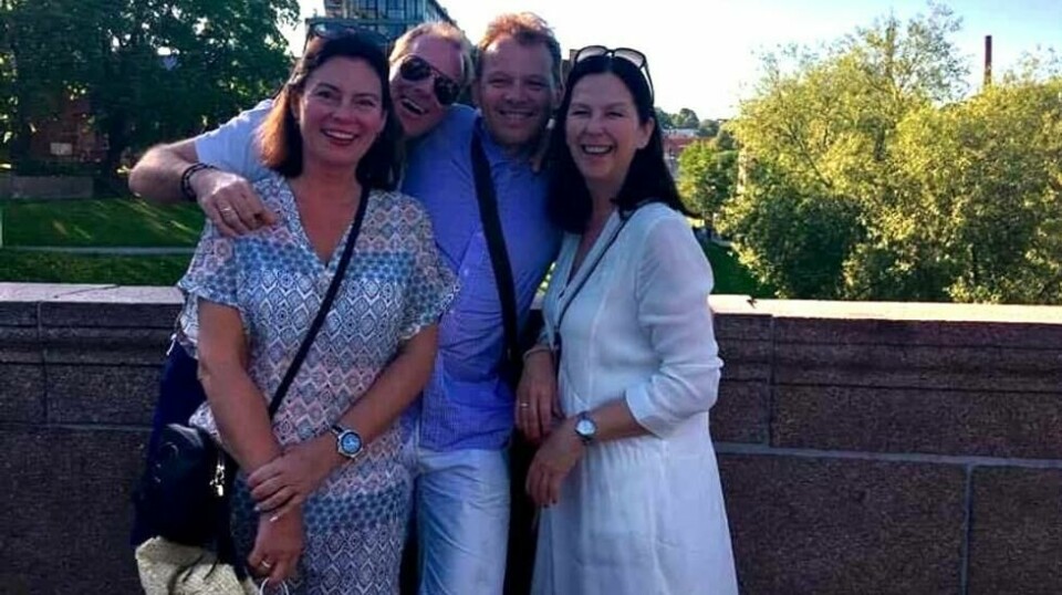 Yvonne Heiker (53), Hans Heiker (52), Pål Bergskaug (53) og Anne Marie Bergskaug (52) har vært nære venner siden slutten av 80-tallet. I dag er de fire hverandres nærmeste naboer. Foto: Privat
