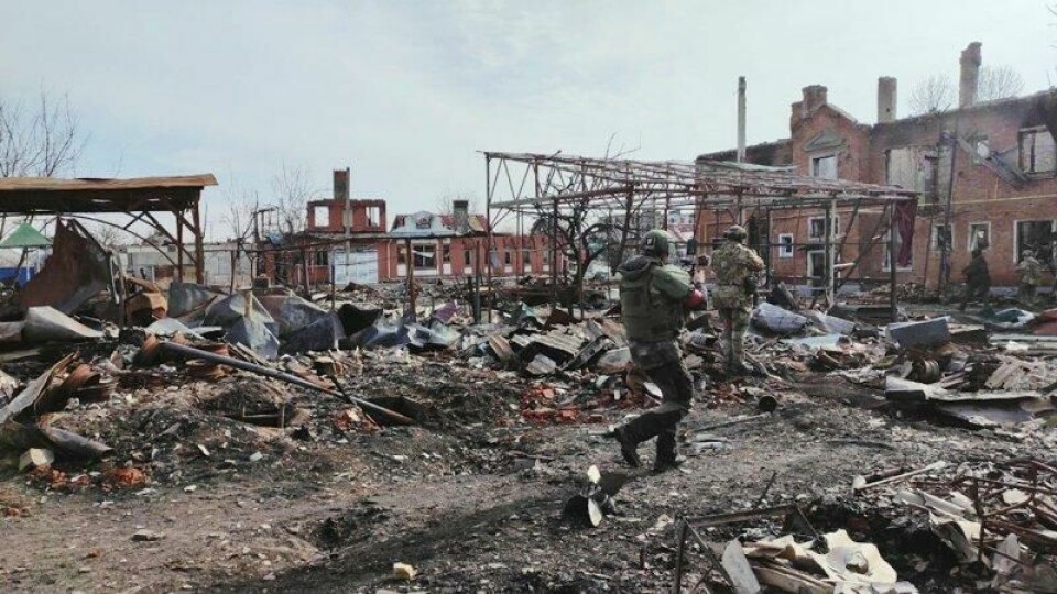 Russiske styrker omgitt av ruiner i byen Sudzja i en video publisert av det russiske forsvarsdepartementet.