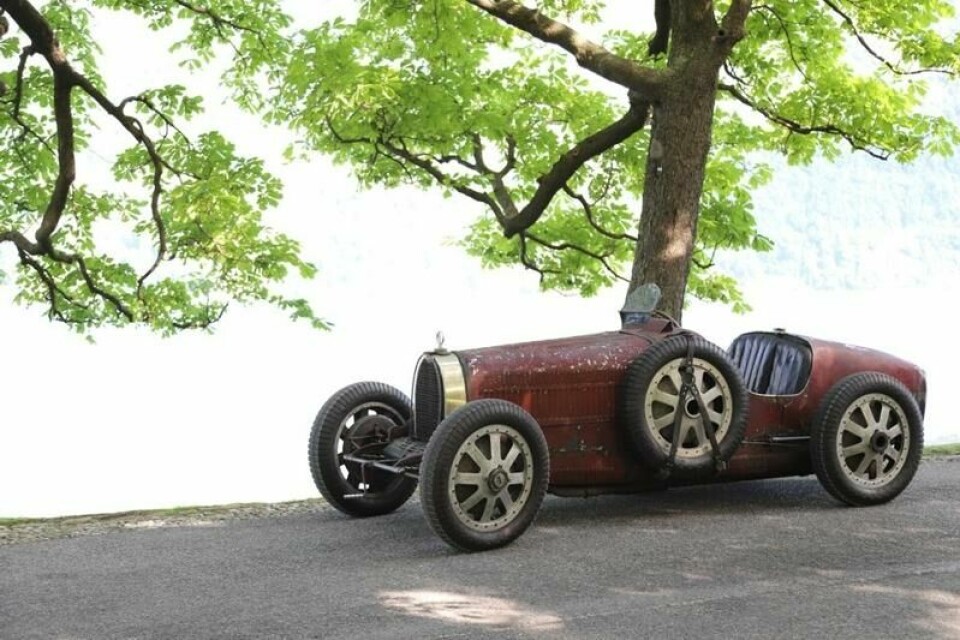 Sveitseren Hubert Fabri kjørte sin patinerte 1928 Bugatti Type 35C aktivt i historisk racing i mange år før den ble solgt for rekordsummen 5,2 millioner dollar i 2020. Beste førkrigsbil på Chantilly Arts & Elegance i 2024. Sveitseren Hubert Fabri kjørte sin patinerte 1928 Bugatti Type 35C aktivt i historisk racing i mange år før den ble solgt for rekordsummen 5,2 millioner dollar i 2020. Beste førkrigsbil på Chantilly Arts & Elegance i 2024. Foto: Ivar Engrud / NTB