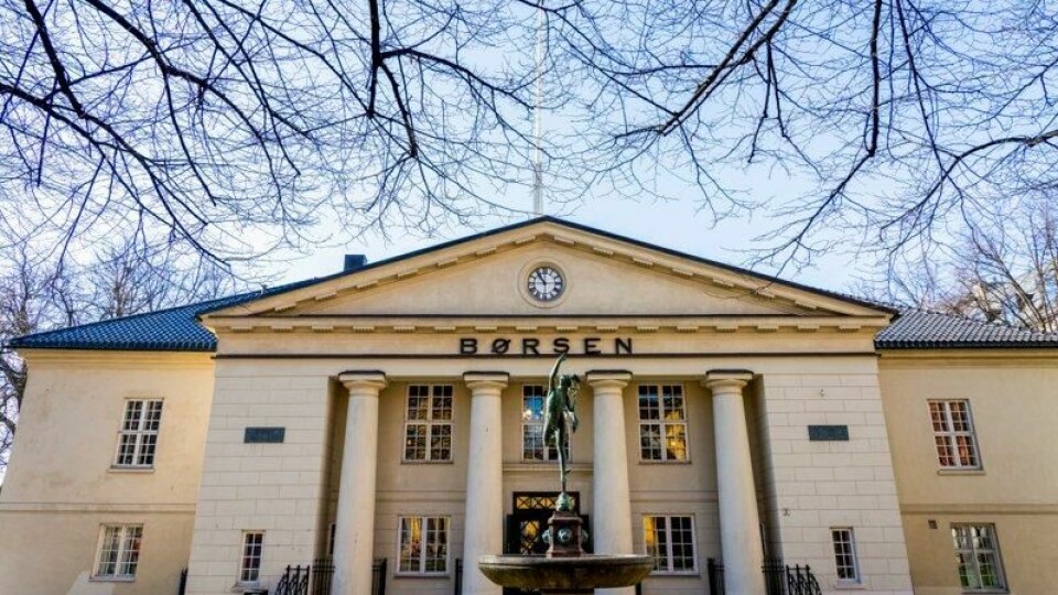 Oslo Børs endte litt ned mandag etter å ha hentet seg inn gjennom dagen.