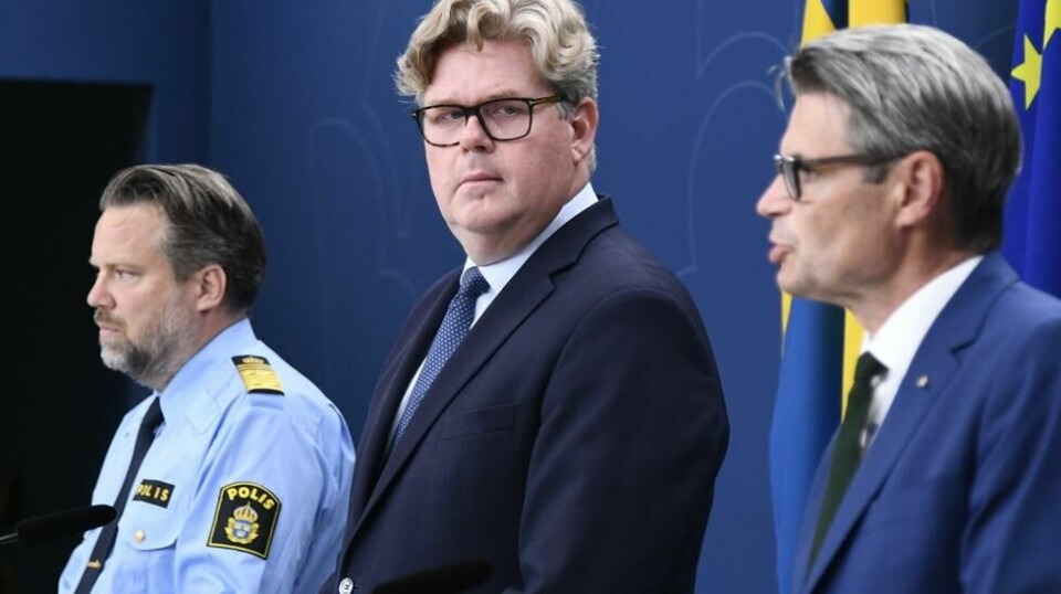Justisminister Gunnar Strömmer under en pressekonferanse onsdag. Med seg har han Johan Olsson, leder av den nasjonale operative avdelingen ved det svenske politiverket, og Fredrik Hallström, operativ leder for sikkerhetspolitiet. Foto: Lars Schröder / TT / NTB
