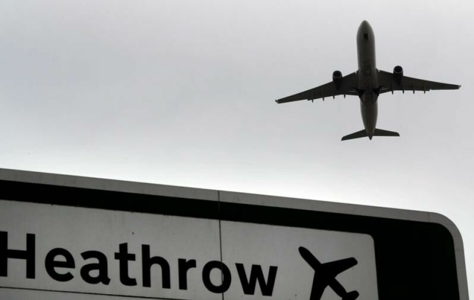 Heathrow måtte stenge fredag på grunn av en brann i en transformator i nærheten av flyplassen.