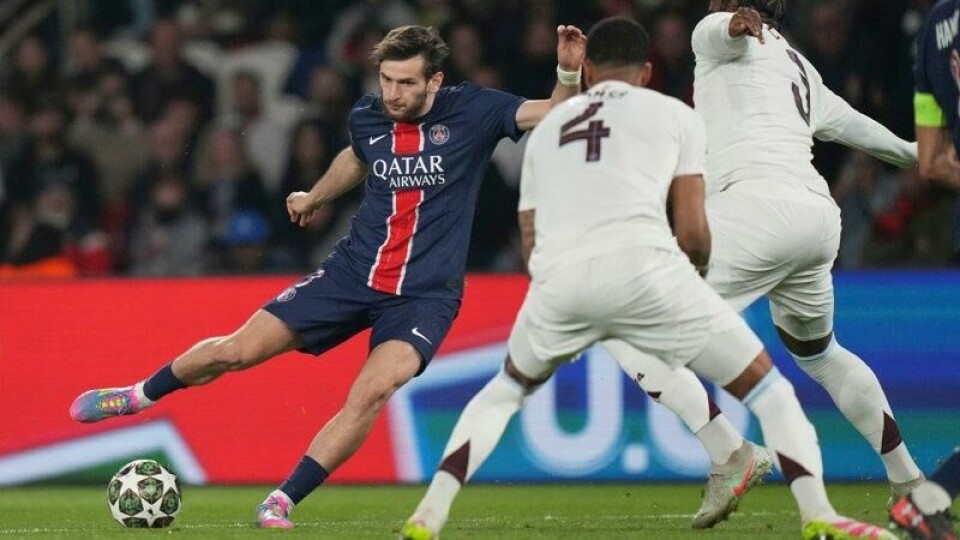 Khvicha Kvaratskhelia ga Paris Saint-Germain seieren i første kvartfinale mot Aston Villa.