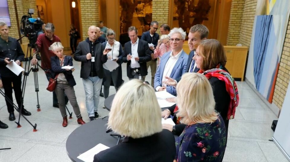 TVANGSSAMMENSLÅING: 24. september la regjeringspartiene og KrF fram oppgavene for de nye fylkene. Fra v.: André N. Skjelstad (Venstre), KJell Ingolf Ropstad (KrF), Norunn Tveiten Benestad (Høyre), Kari Kjønaas Kjos (Frp) og kommunalminister Monica Mæland. Men hva skjer med Finnmark og Troms?