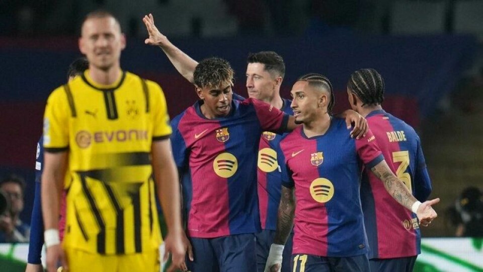 Barcelona feirer Robert Lewandowskis 2-0-mål mot Borussia Dortmund. Foran målscoreren er Lamine Yamal og Raphinha, som gjorde forarbeidet.
