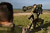 En britisk instruktør demonstrerer overfor ukrainske rekrutter hvordan man skal operere panservernmissilet FGM-148 Javelin. Bildet er tatt under trening av ukrainske soldater i Storbritannia i fjor høst. Foto: Daniel Leal / AFP 7 NTB