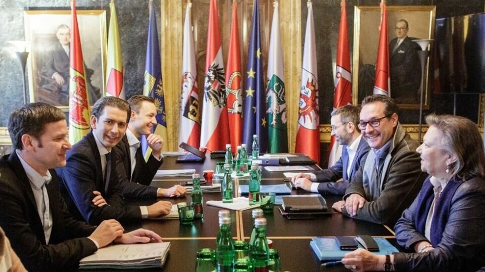 ØSTERRIKE: Den nye statsministeren Sebastian Kurz (nr. 2 fra venstre) har tatt det ytterliggående høyrepartiet FPÖ inn i regjering, blant annet med Herbert Kickl (nr. 4 fra venstre) som innenriksminister.
