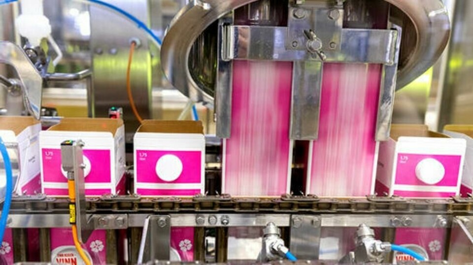 Overproduksjonsavgiften er til vanlig på 490 øre per liter melk og brukes til å straffe bønder som produserer mer enn det de har kvote til. Nå kan altså bønder produsere så mye melk de vil ut 2024 med 0 i avgift. Foto: Gorm Kallestad / NTB