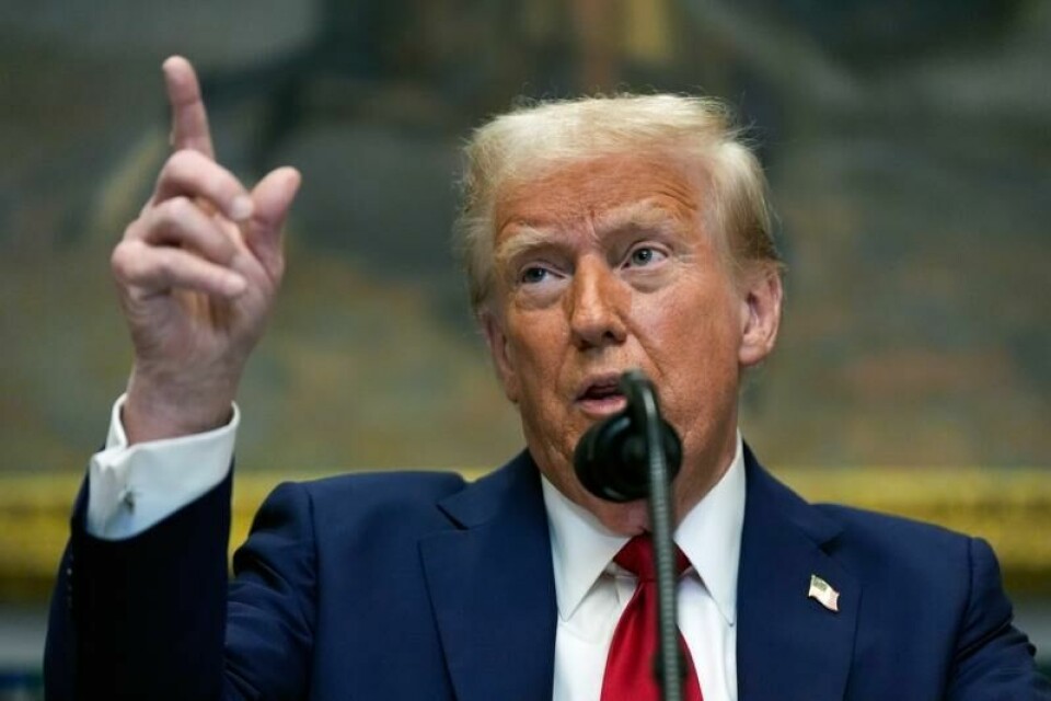President Donald Trump sier han kan trappe opp sanksjonene mot Russland.