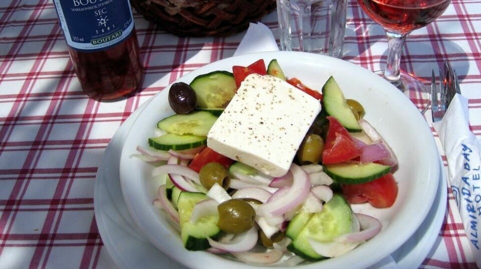Gresk salat er en gjenganger på matbordet under ferien i Hellas, og nå kan den være en smittekilde for multiresistente bakterier.